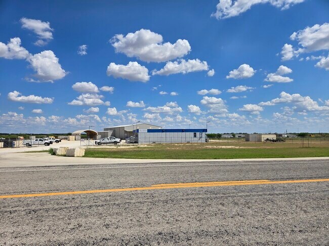 Plus de détails pour 1210 FM 537, Floresville, TX - Industriel à louer