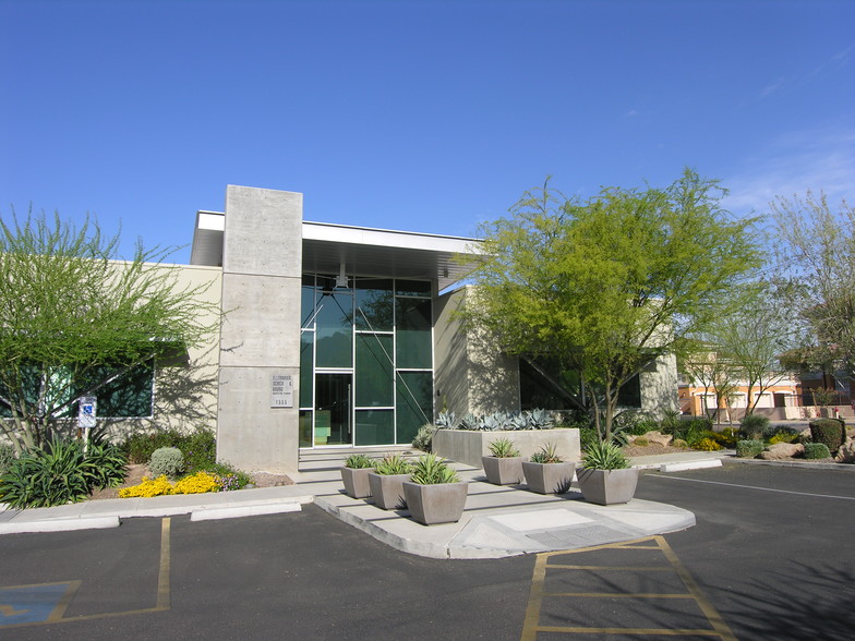 1555 E Orangewood Ave, Phoenix, AZ for lease - Primary Photo - Image 1 of 19