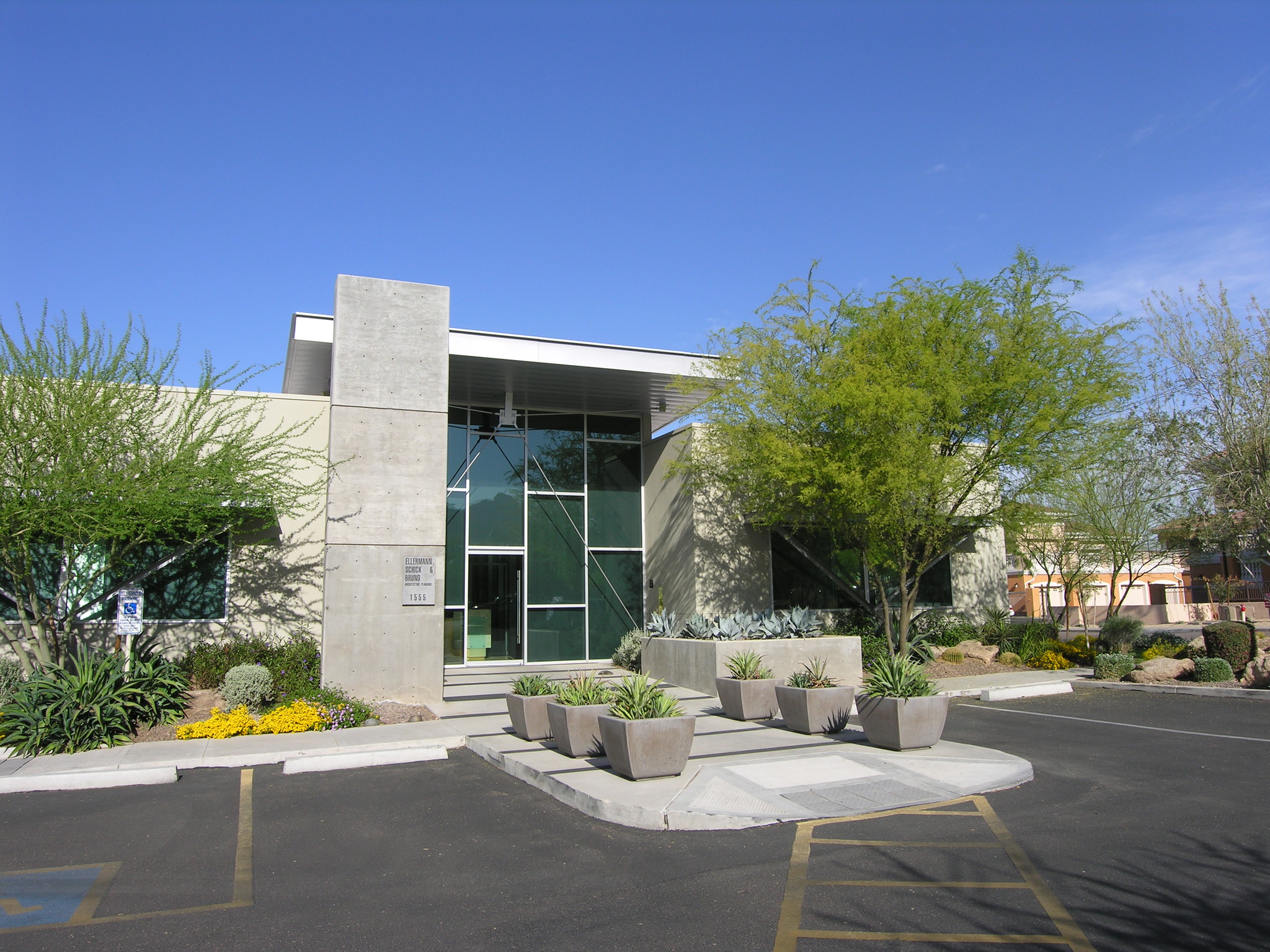 1555 E Orangewood Ave, Phoenix, AZ for lease Primary Photo- Image 1 of 20