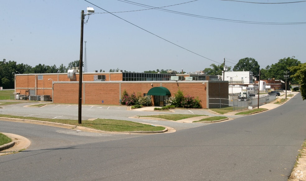 136 E Dorsett Ave, Asheboro, NC à louer - Photo du bâtiment - Image 2 de 6