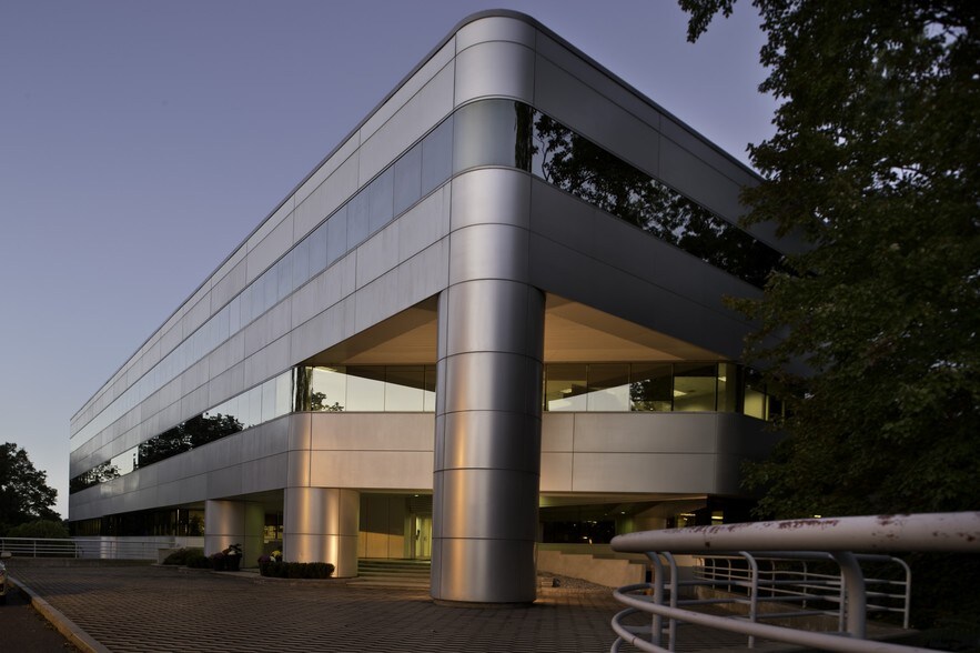 1 Waterside Crossing, Windsor, CT for lease - Building Photo - Image 1 of 5