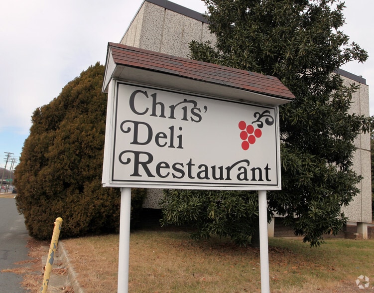 3619-3645 E Independence Blvd, Charlotte, NC for lease - Building Photo - Image 2 of 5