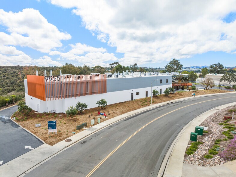 9955 Mesa Rim Rd, San Diego, CA à louer - Photo du bâtiment - Image 2 de 12