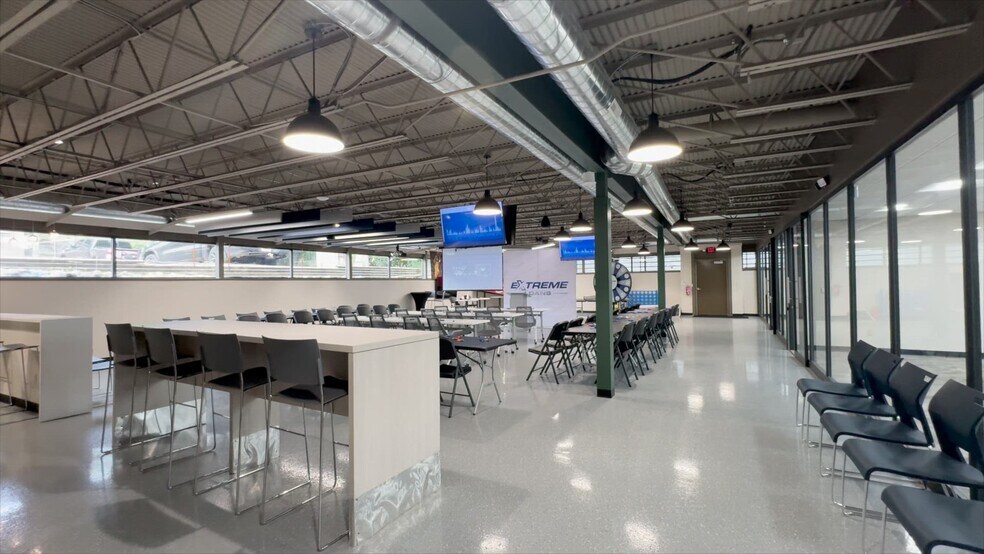 29444 Northwestern Hwy, Southfield, MI à vendre - Vidéo sur l’inscription commerciale - Image 2 de 50