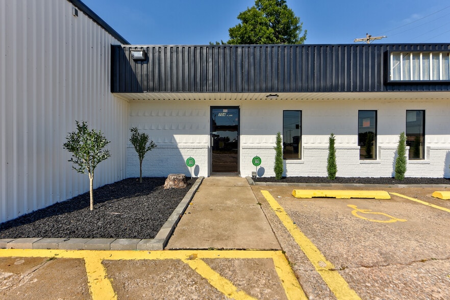 704 E Main St, Moore, OK for sale - Building Photo - Image 3 of 14