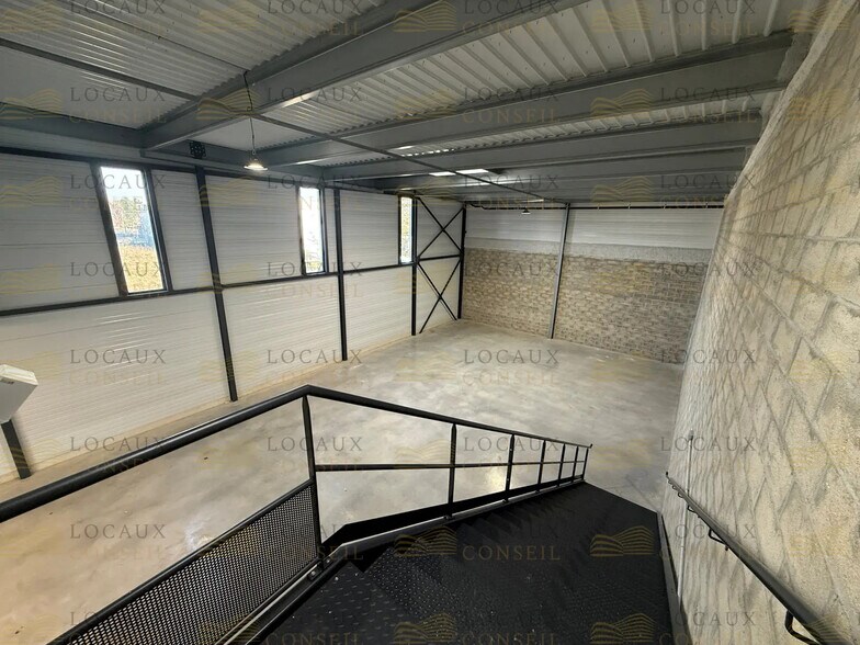 Flex in Éragny for lease - Interior Photo - Image 2 of 8