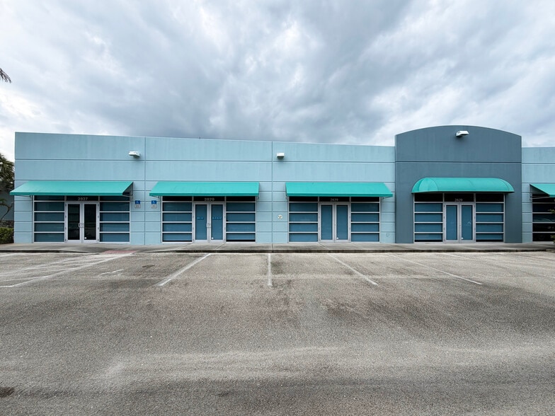 2801 Flight Safety Dr, Vero Beach, FL for lease - Building Photo - Image 1 of 17