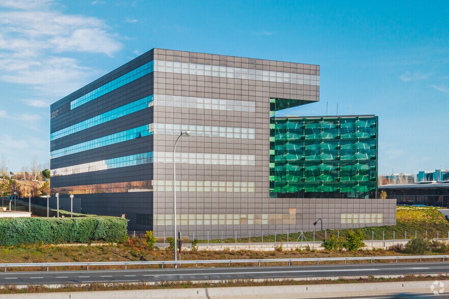 Calle Ribera del Loira, 20-22, Madrid, Madrid à louer - Photo du bâtiment - Image 3 de 16