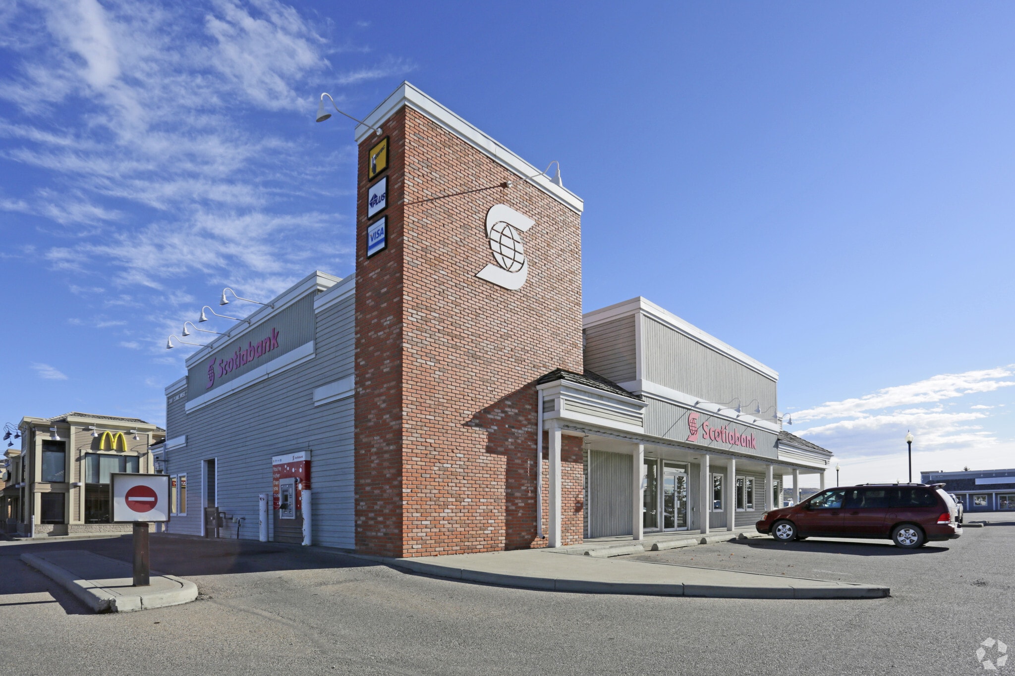 200 5th Ave W, Cochrane, AB for sale Primary Photo- Image 1 of 4