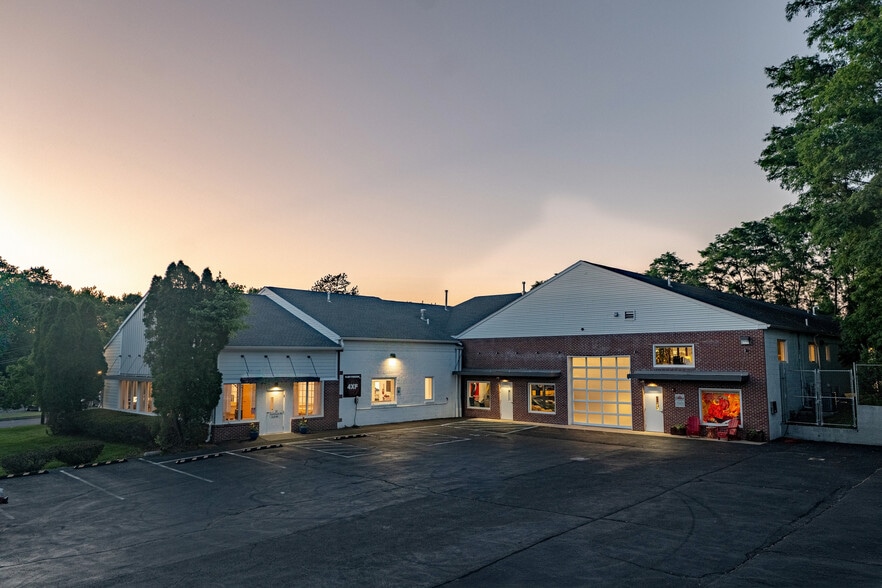 33 Tomlinson Rd, Huntingdon Valley, PA for sale - Building Photo - Image 1 of 6
