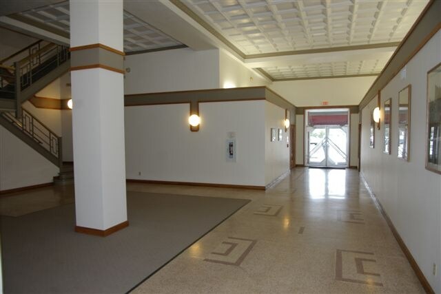 136 W Grand Ave, Beloit, WI à louer - Hall d’entrée - Image 3 de 28