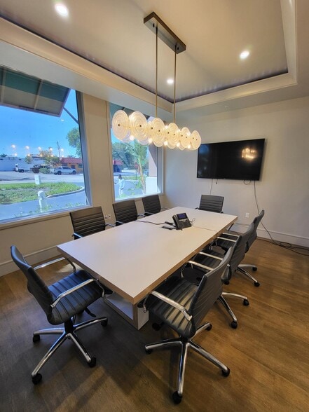 3200 Tamiami Trl N, Naples, FL à louer - Photo du bâtiment - Image 2 de 18