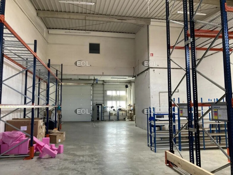 Flex in Vitry-sur-Seine for lease - Interior Photo - Image 3 of 8