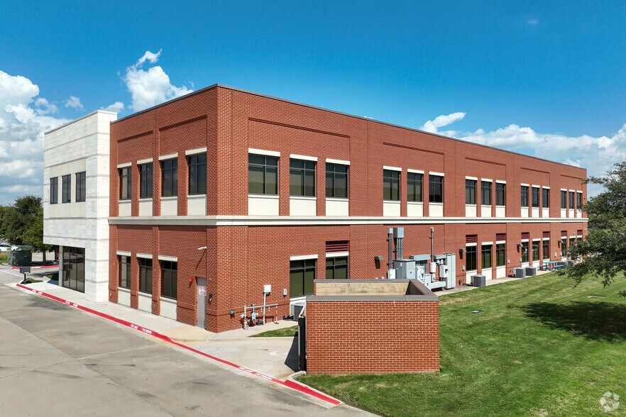 1601 W Hebron Pky, Carrollton, TX à louer - Photo du bâtiment - Image 3 de 4