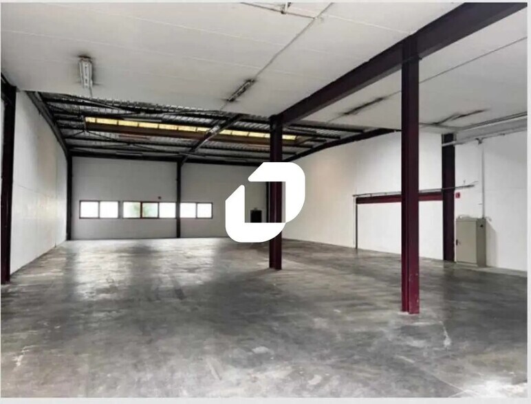 Flex in Le Blanc-Mesnil for lease - Interior Photo - Image 2 of 6
