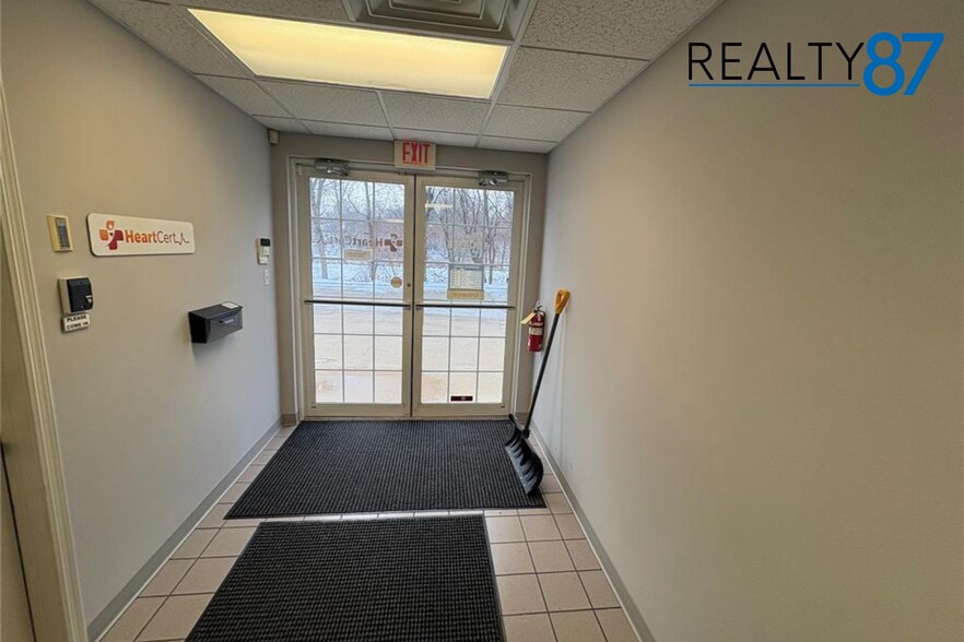 3037 Center Point Rd NE, Cedar Rapids, IA à louer - Photo intérieure - Image 3 de 8