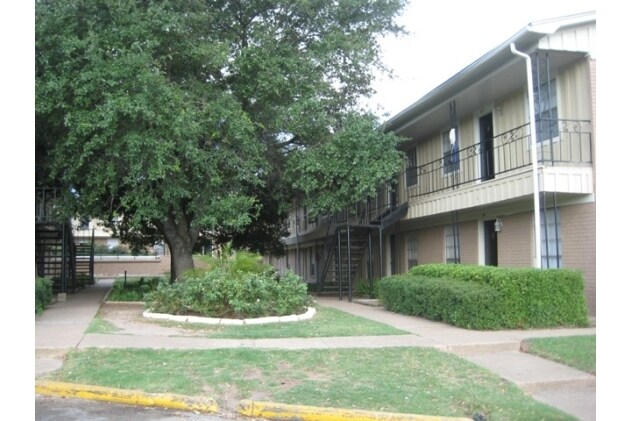3300 S College Ave, Bryan, TX à vendre - Photo du bâtiment - Image 3 de 49