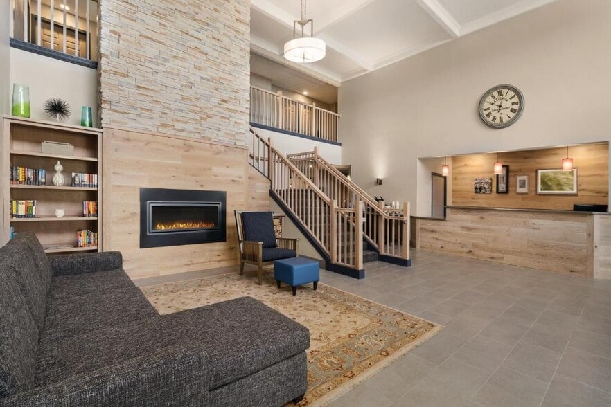 1330 Highway 10, Detroit Lakes, MN à vendre - Photo du bâtiment - Image 3 de 7