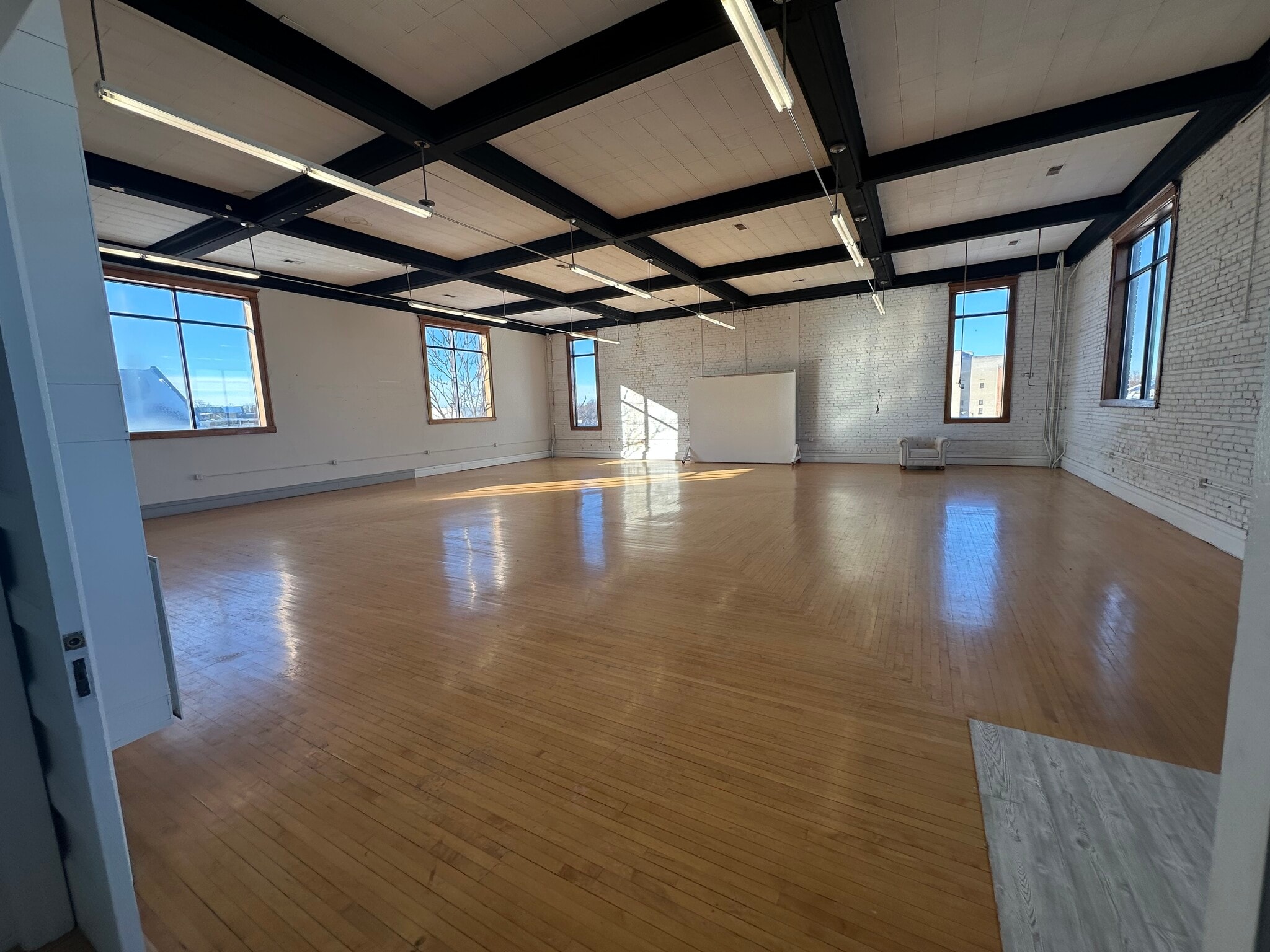 16-20 W Huron St, Pontiac, MI for lease Interior Photo- Image 1 of 5