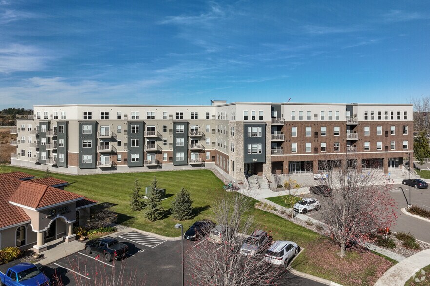 201 El Dorado Dr, Jordan, MN à louer - Photo du bâtiment - Image 3 de 40