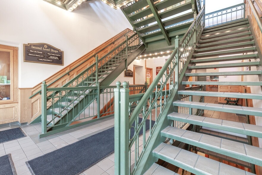 772 W Main St, Lake Geneva, WI à louer - Photo du bâtiment - Image 3 de 25