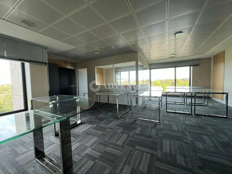 Office in Lieusaint for lease - Interior Photo - Image 2 of 6