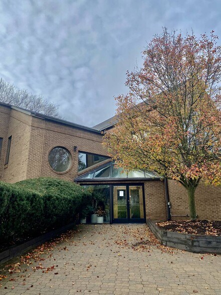 411 Huronview Blvd, Ann Arbor, MI à vendre - Photo du bâtiment - Image 2 de 4