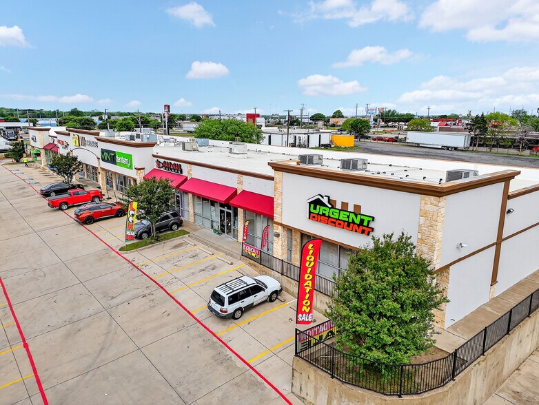 8702 S Lancaster Rd, Dallas, TX à vendre - Photo du bâtiment - Image 2 de 12