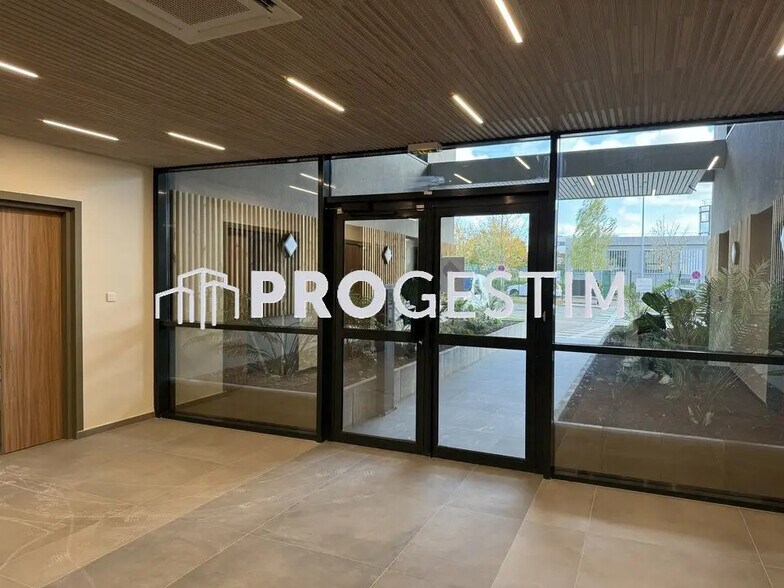 Office in Dijon for lease - Lobby - Image 3 of 15