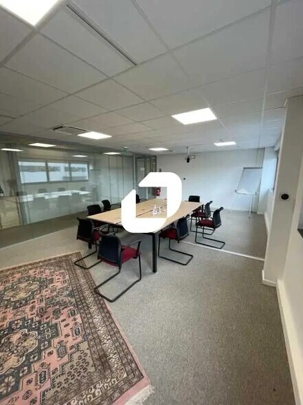 Flex in Romainville for lease - Interior Photo - Image 2 of 23