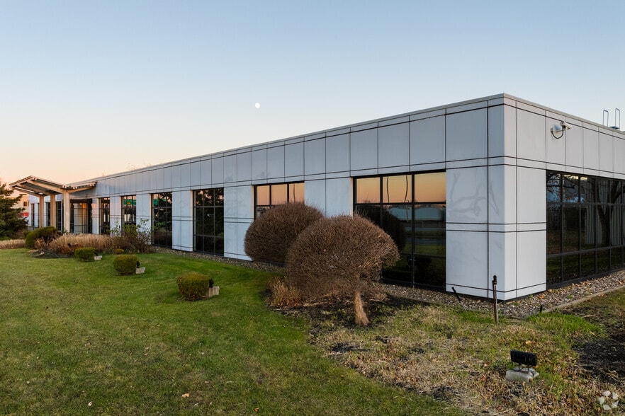 3000 Aut Transcanadienne, Pointe-claire, QC à louer - Photo du bâtiment - Image 2 de 8