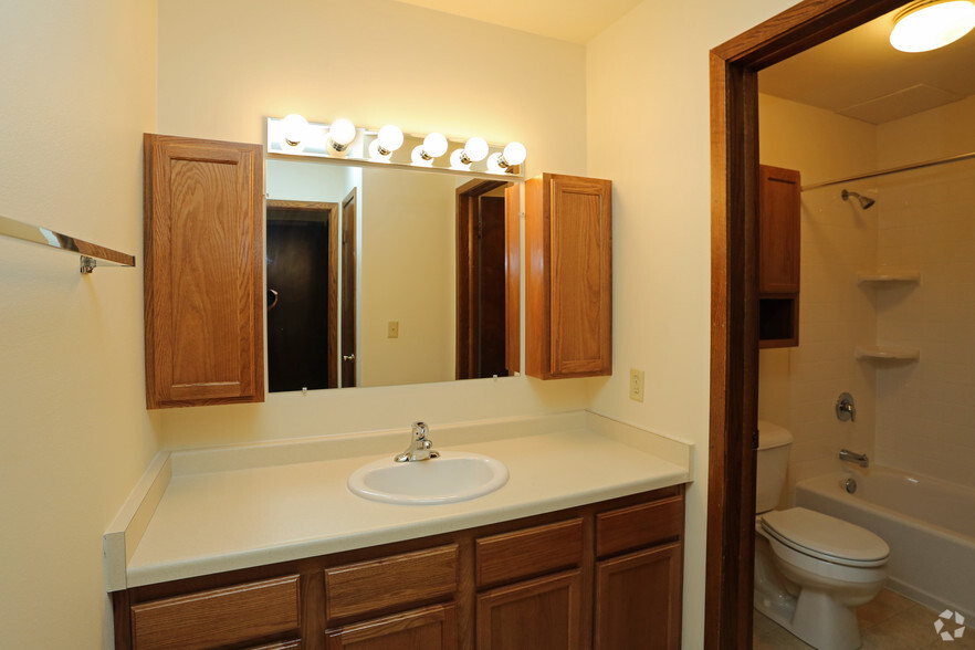 1033-1095 Lowell Dr, Oconomowoc, WI for sale - Interior Photo - Image 3 of 17