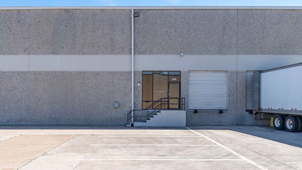 1701 Vantage Dr, Carrollton, TX for lease - Building Photo - Image 3 of 5
