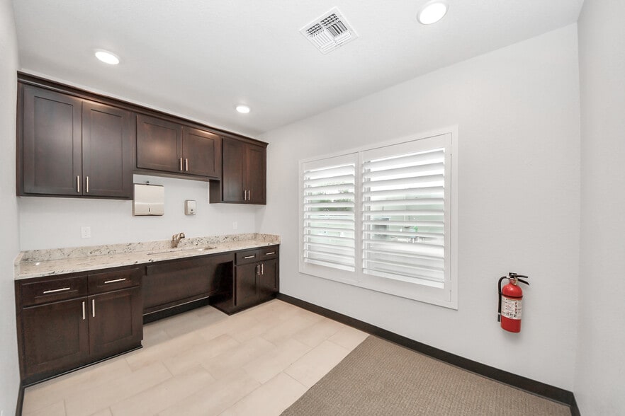 6536 Greatwood Pky, Sugar Land, TX à louer - Photo du bâtiment - Image 2 de 19