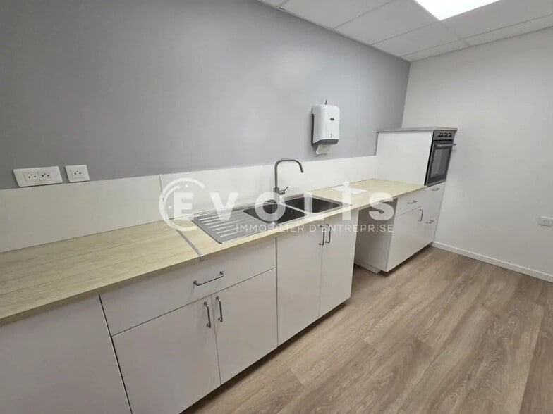 Office in Orsay for lease - Building Photo - Image 3 of 8