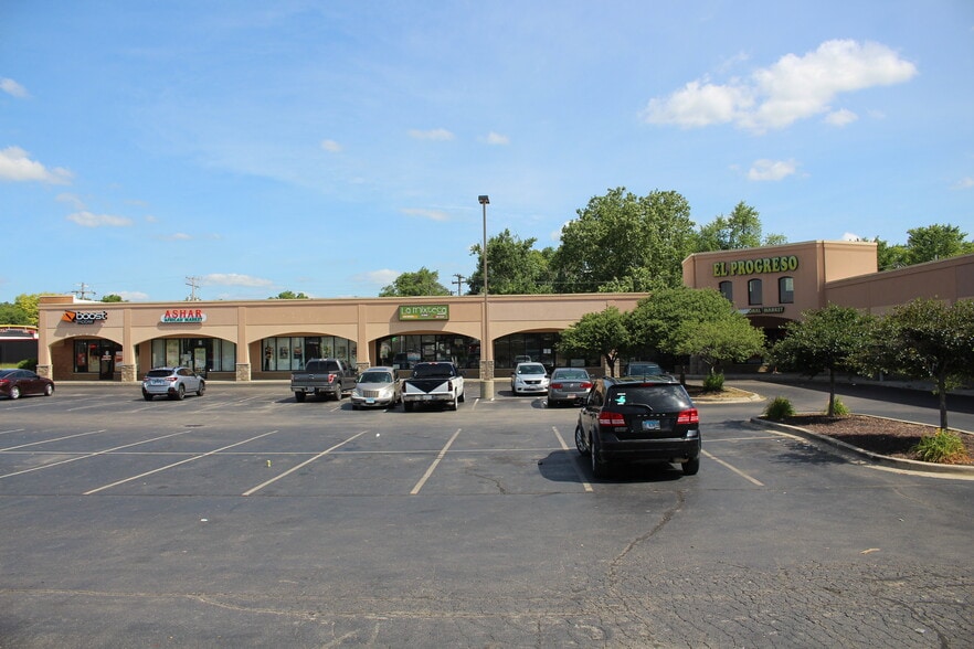 520 N Cunningham Ave, Urbana, IL for lease - Building Photo - Image 3 of 8