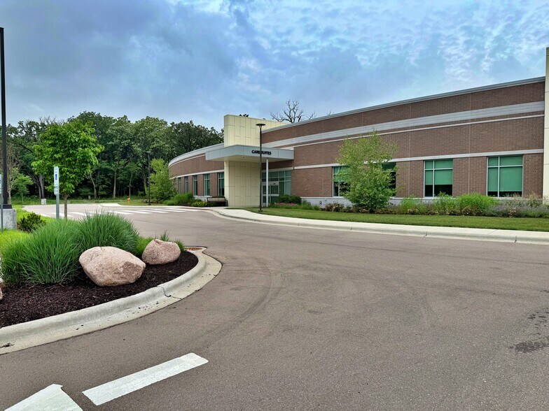 2102 Freeman Pky, Beloit, WI à louer - Photo du bâtiment - Image 2 de 5