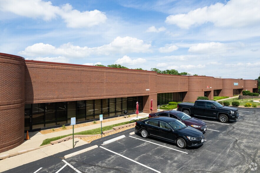 11600-11612 Lilburn Park Rd, Maryland Heights, MO à louer - Photo du bâtiment - Image 3 de 6
