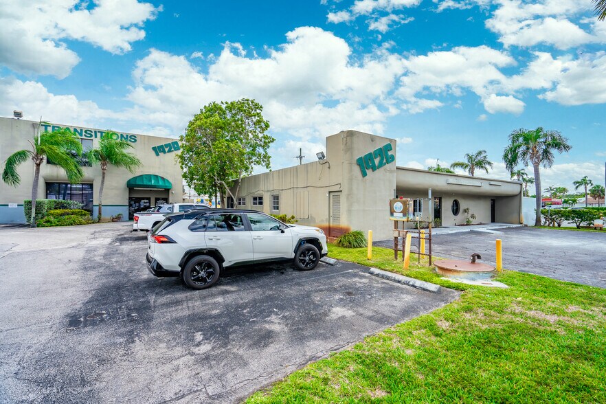 1928 NE 154th St, North Miami Beach, FL à louer - Photo du bâtiment - Image 2 de 21