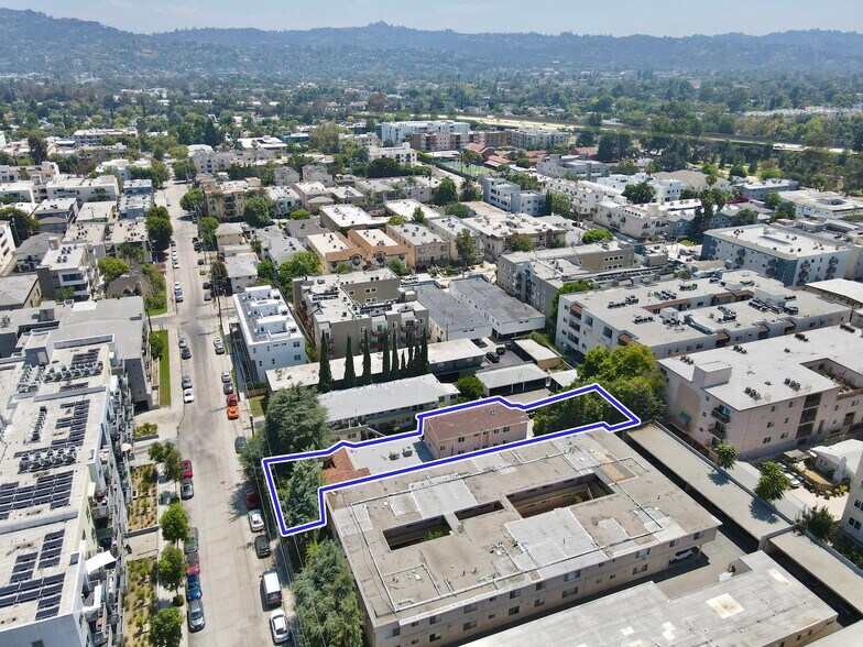 5025 Klump Ave, North Hollywood, CA à vendre - Photo du bâtiment - Image 3 de 6