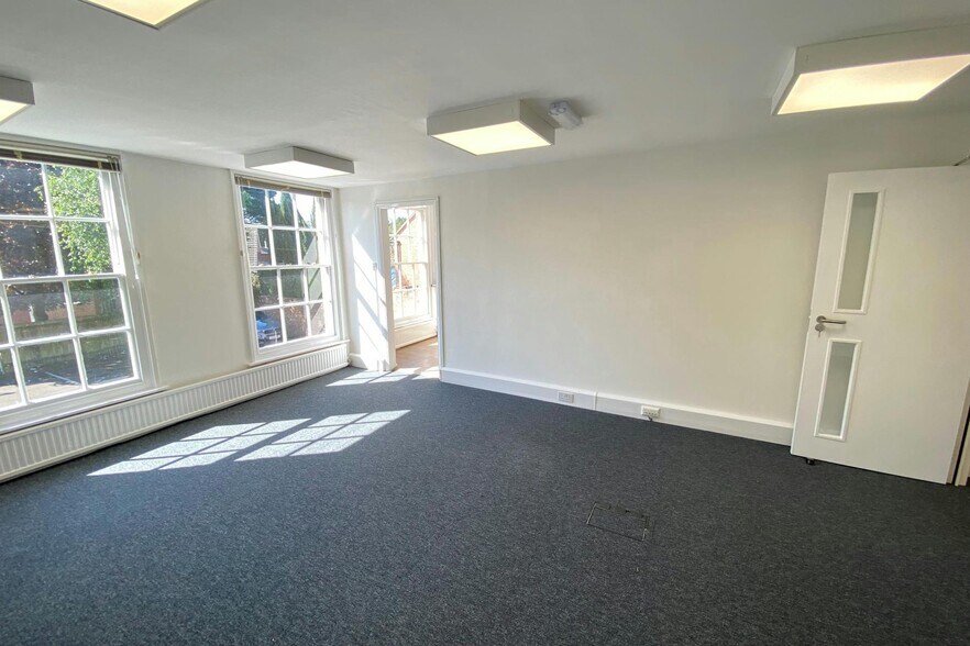 Market Sq, Westerham for lease - Interior Photo - Image 2 of 3
