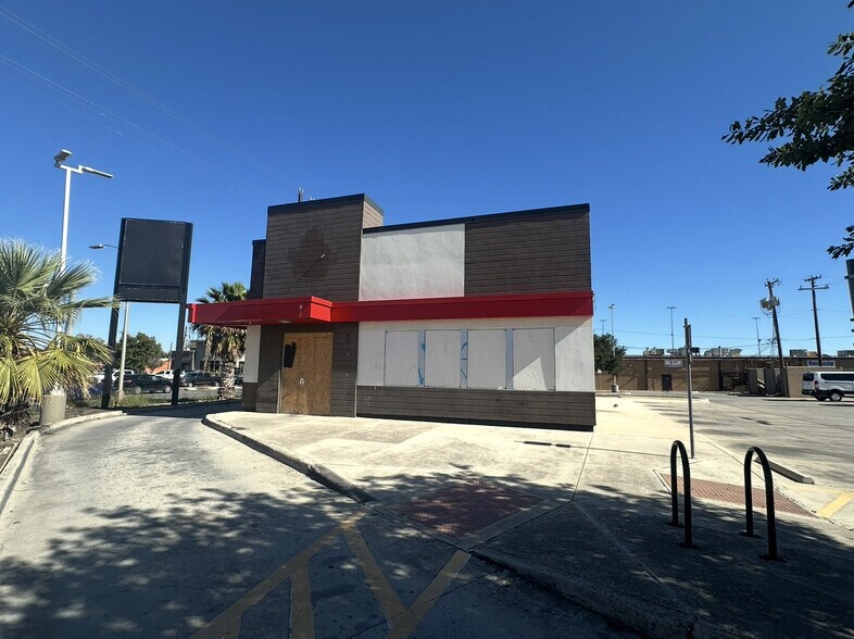 2002 SW Military, San Antonio, TX à louer - Photo du bâtiment - Image 3 de 4