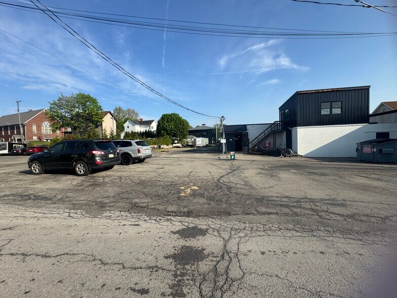 126 Grand Ave, Mars, PA à vendre - Photo du bâtiment - Image 3 de 4