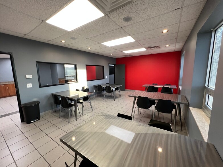 Dispensary/Processing/Industrial space, Warren, MI à louer - Photo du bâtiment - Image 3 de 10