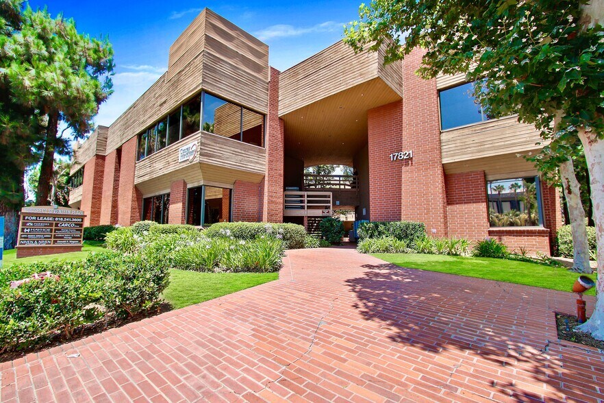 17821 E 17th St, Tustin, CA à louer - Photo du bâtiment - Image 1 de 14