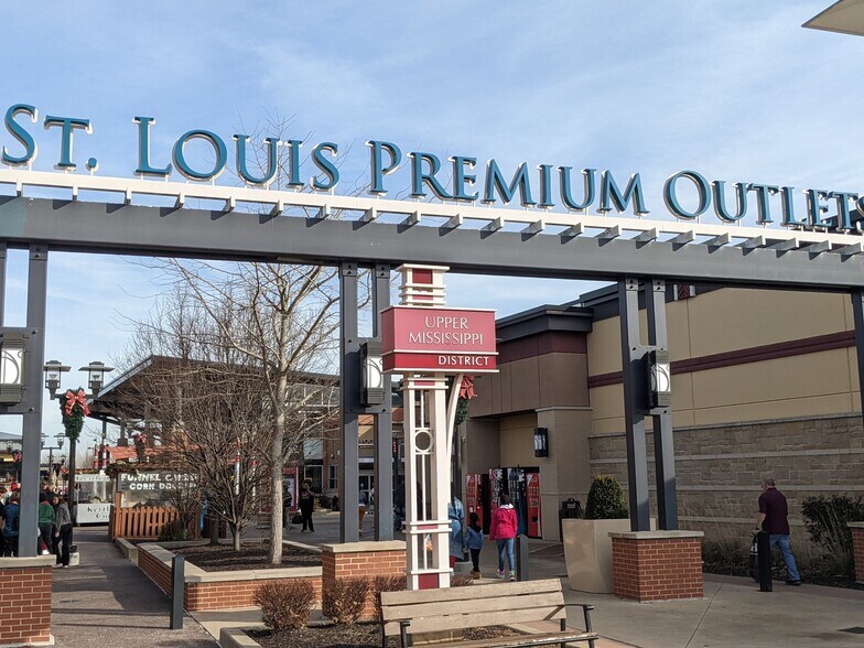 18575 Outlet Blvd, Chesterfield, MO à louer - Photo du bâtiment - Image 2 de 6