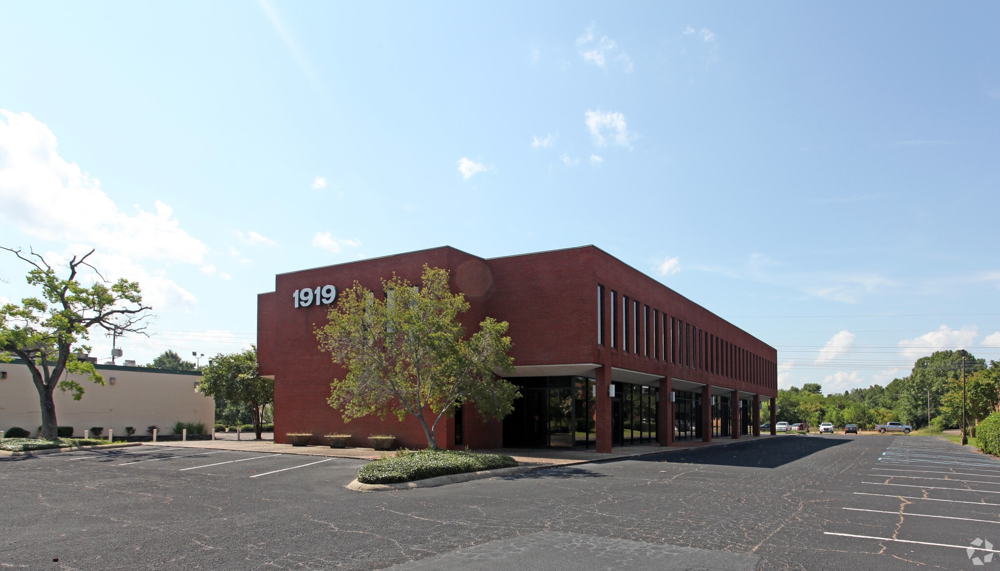 1919 Lakeland Dr, Jackson, MS for lease Building Photo- Image 1 of 12