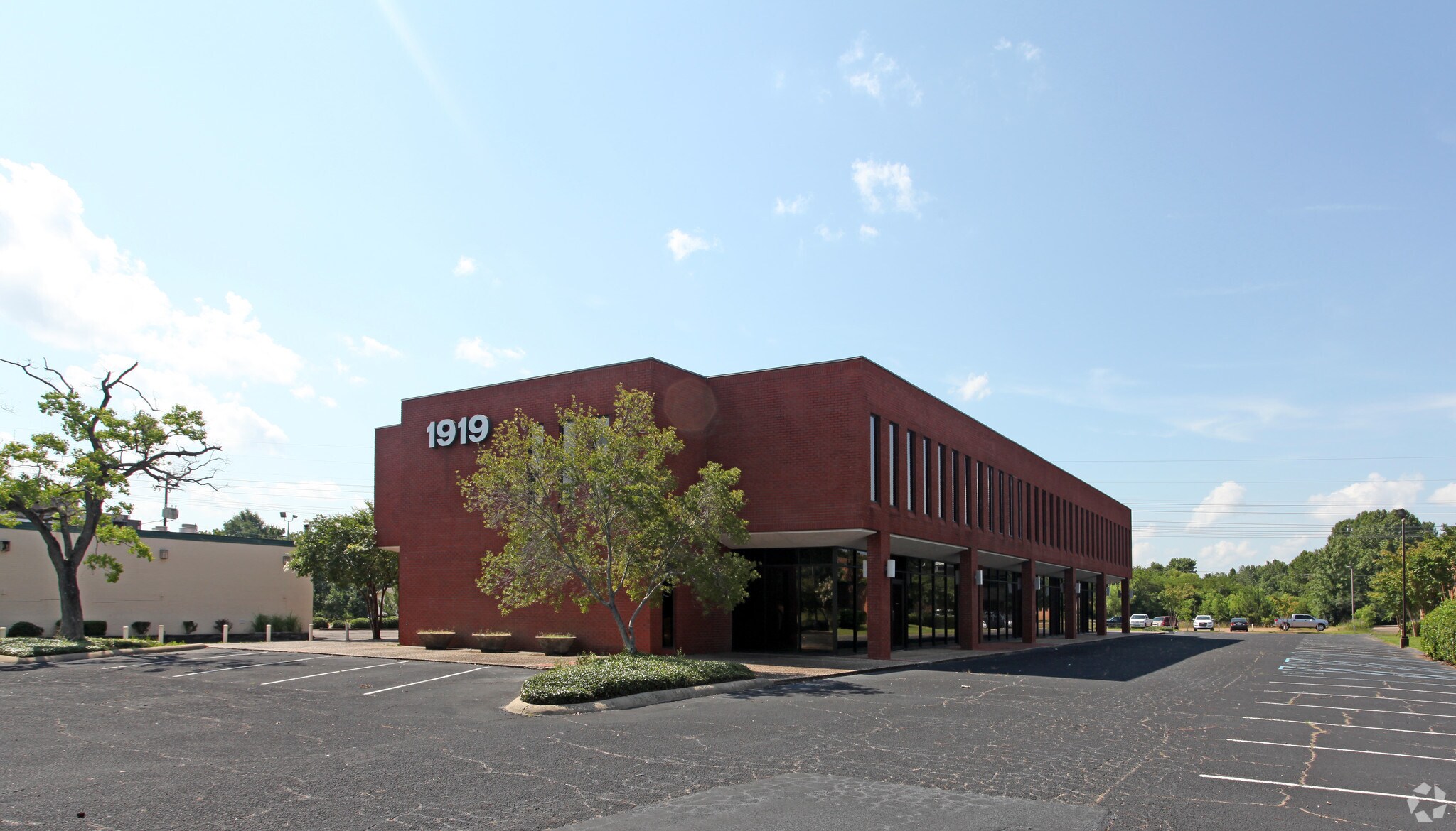 1919 Lakeland Dr, Jackson, MS à louer Photo du bâtiment- Image 1 de 12