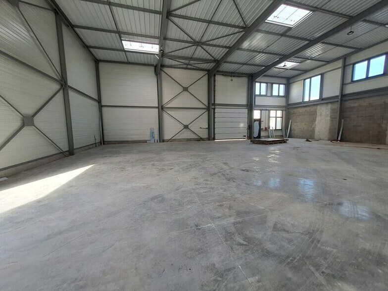 Flex in Neuville-sur-Saône for lease - Building Photo - Image 2 of 3