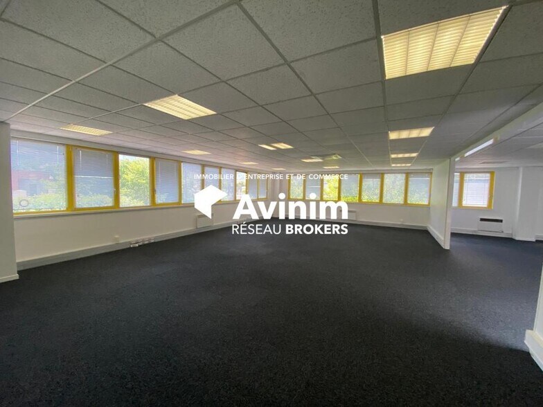 Office in SAINT EGREVE for lease - Interior Photo - Image 3 of 16